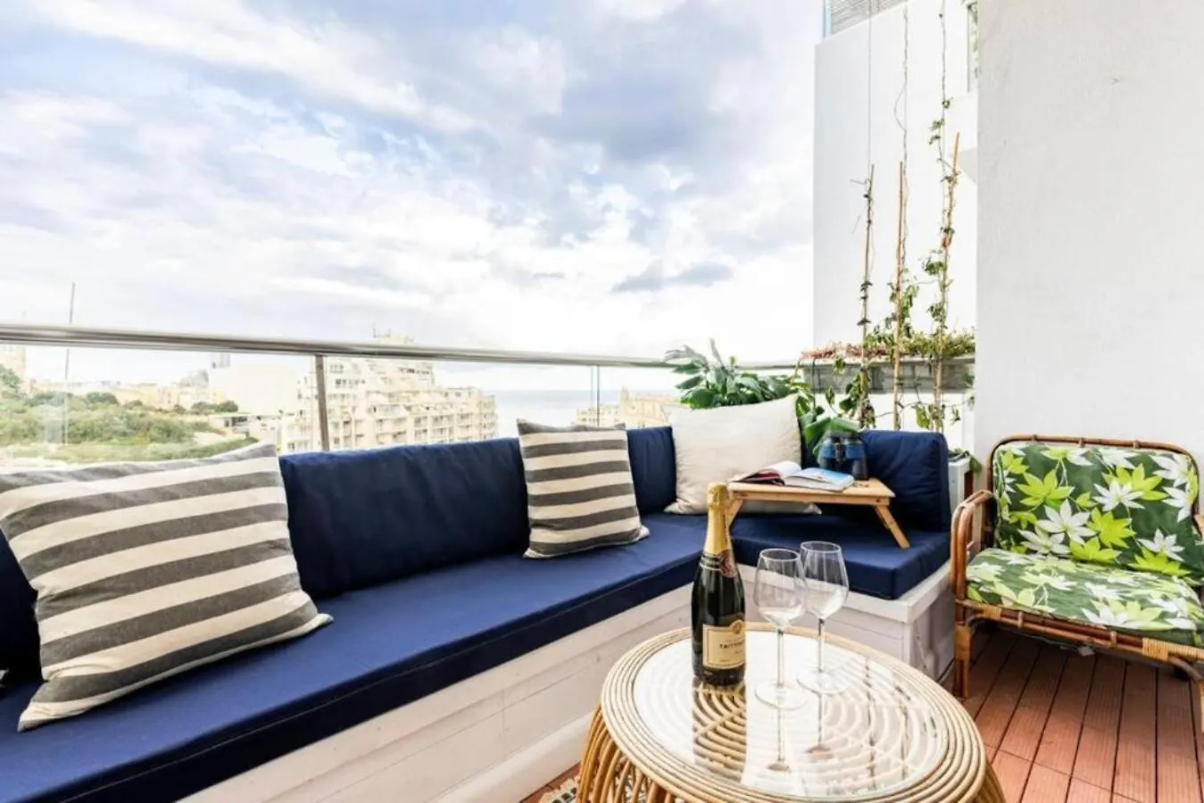 Seabreeze Retreat With Terrace - St Julians Apartment Saint Julian's